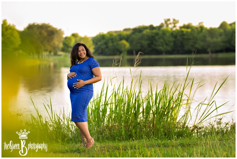 maternity portrait by the grassy bank of a lake